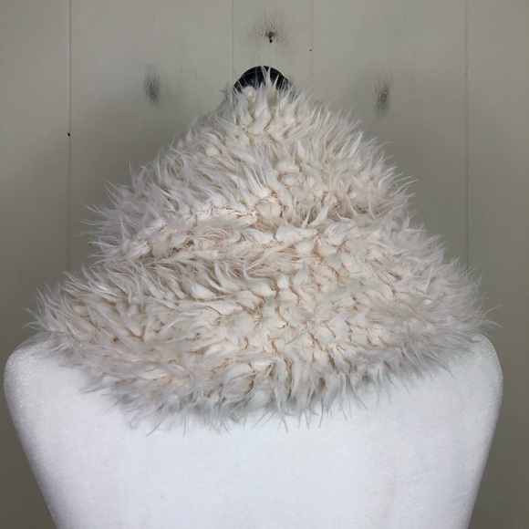 Modena Fuzzy Infinity Scarf - Picture 3 of 6